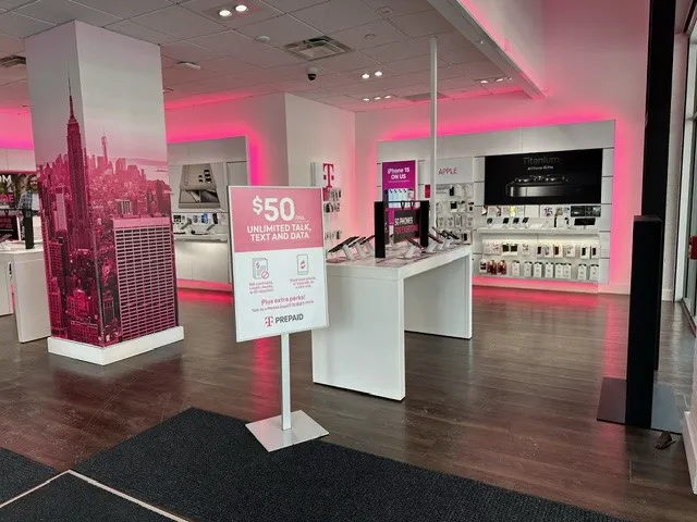 Foto del interior de la tienda T-Mobile en 15th & 9th, New York, NY