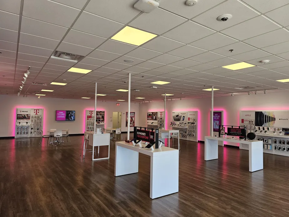  Interior photo of T-Mobile Store at Chouteau Crossings, Kansas City, MO 