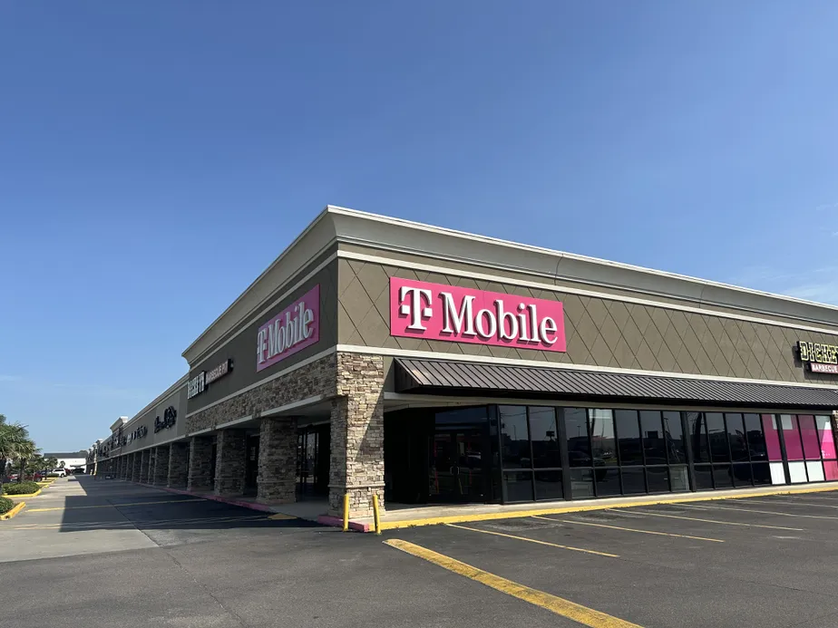  Exterior photo of T-Mobile Store at Hwy 365 & US 69, Nederland, TX 