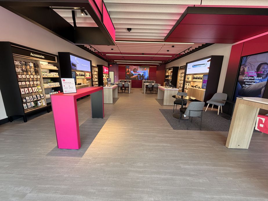  Interior photo of T-Mobile Store at Hwy 67 & Pleasant Run, CEDAR HILL, TX 
