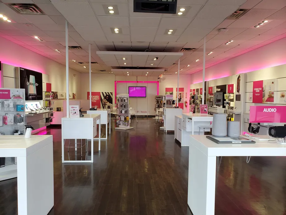  Interior photo of T-Mobile Store at 69th & Chestnut, Upper Darby, PA 