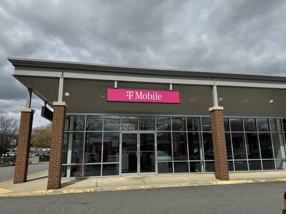  Exterior photo of T-Mobile Store at Seminole Trl & Greenbrier Dr, Charlottesville, VA 