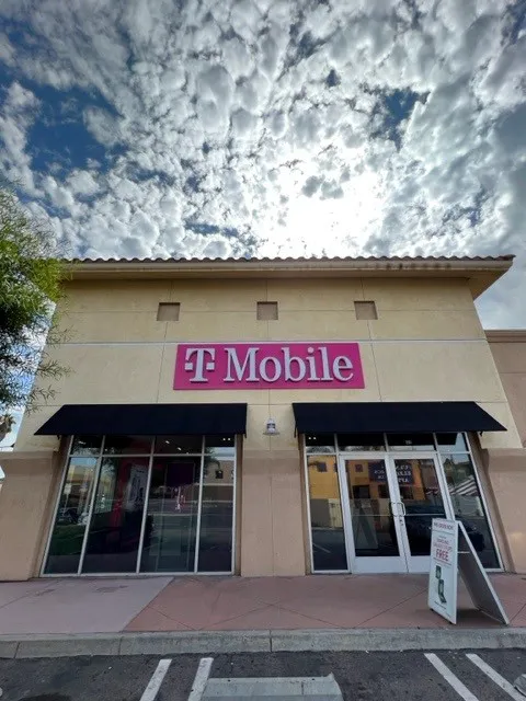 Foto del exterior de la tienda T-Mobile en Euclid & Broadway, Anaheim, CA