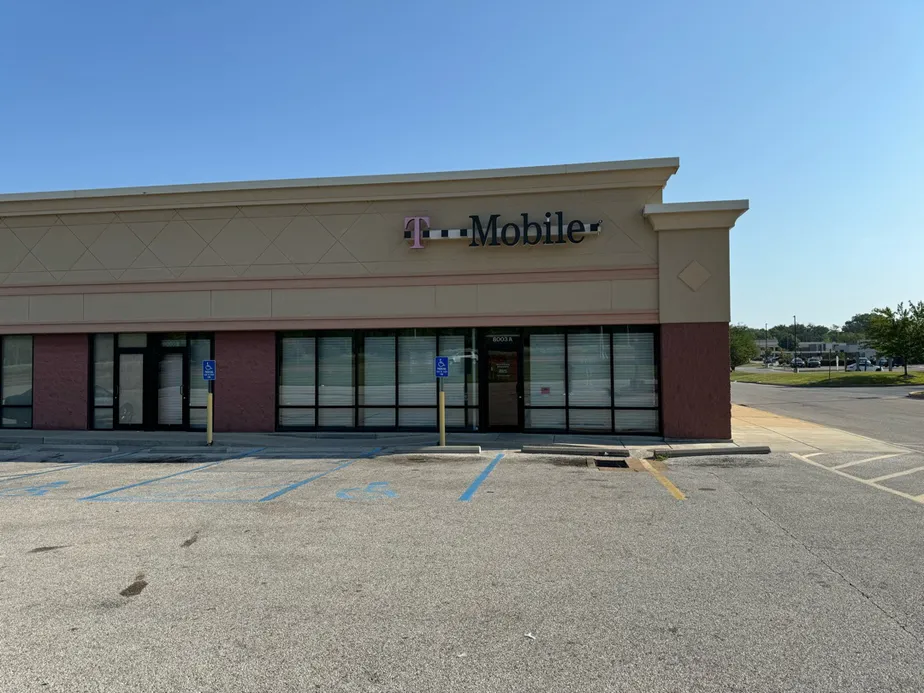  Exterior photo of T-Mobile Store at W Florissant & Lucas-Hunt, Jennings, MO 