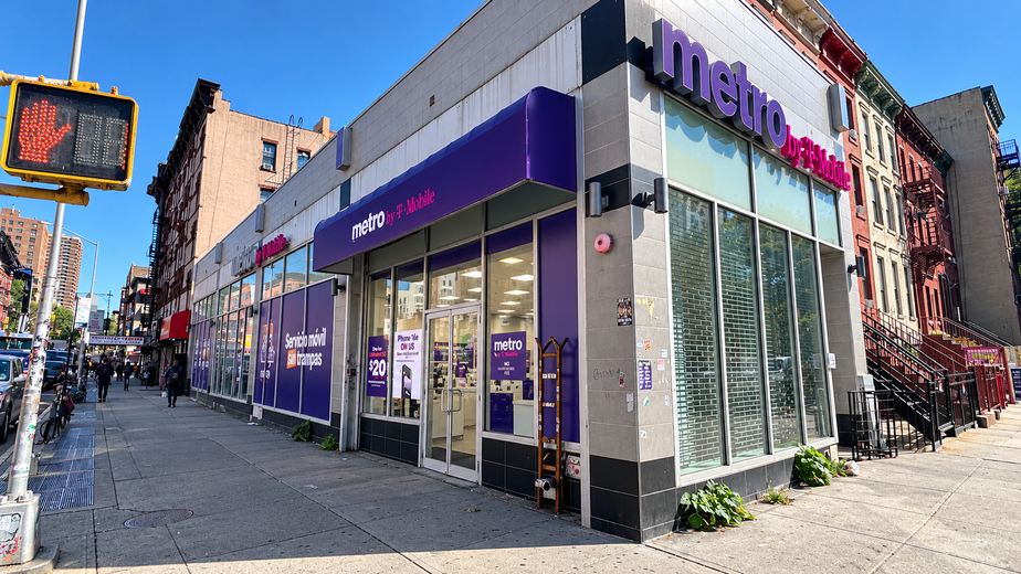 Metro by T-Mobile 1861 Lexington Ave - 1861 Lexington Ave 