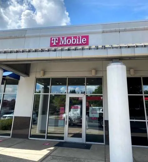 Foto del exterior de la tienda T-Mobile en William Penn Hwy & Penn Center Blvd, Pittsburgh, PA