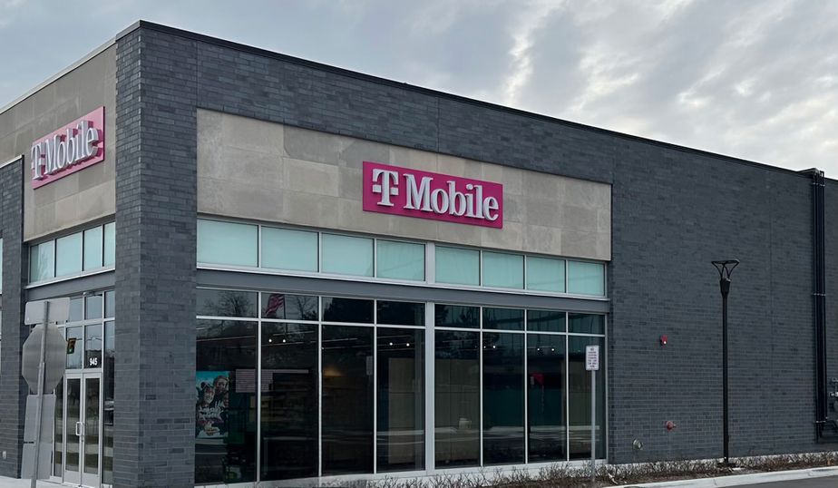 Exterior photo of T-Mobile Store at Big Beaver & Crooks, Troy, MI
