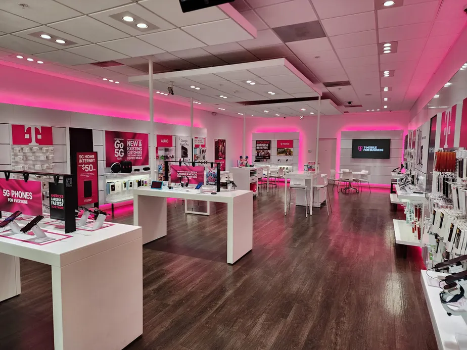 Foto del interior de la tienda T-Mobile en Eldridge Town Center, Houston, TX