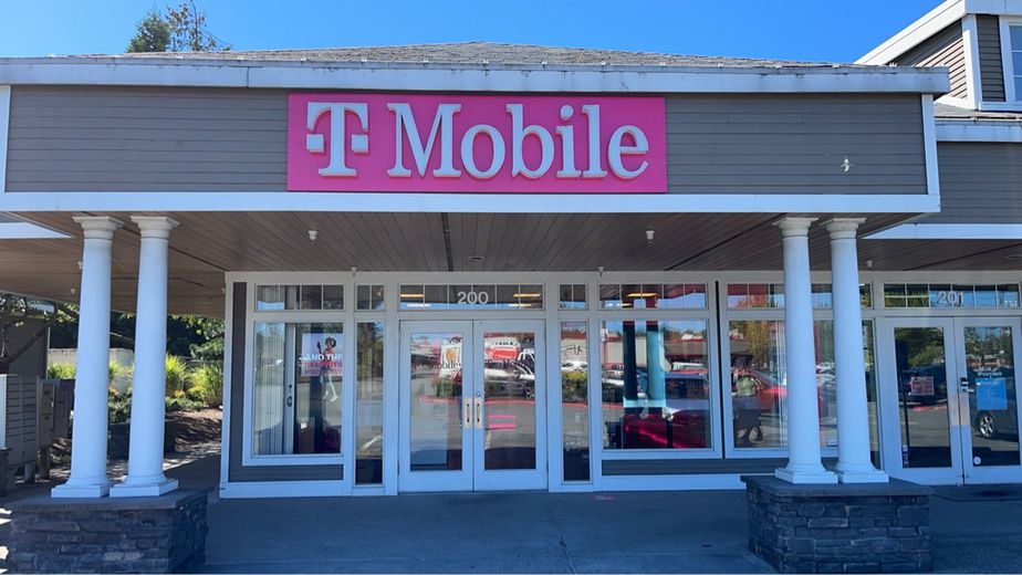 Exterior photo of T-Mobile Store at Harbour Pointe Shopping Centre, Mukilteo, WA