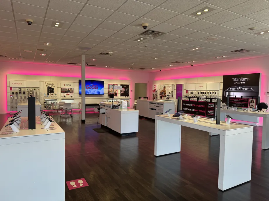 Foto del interior de la tienda T-Mobile en Staples Mill Rd and Parham Rd, Richmond, VA