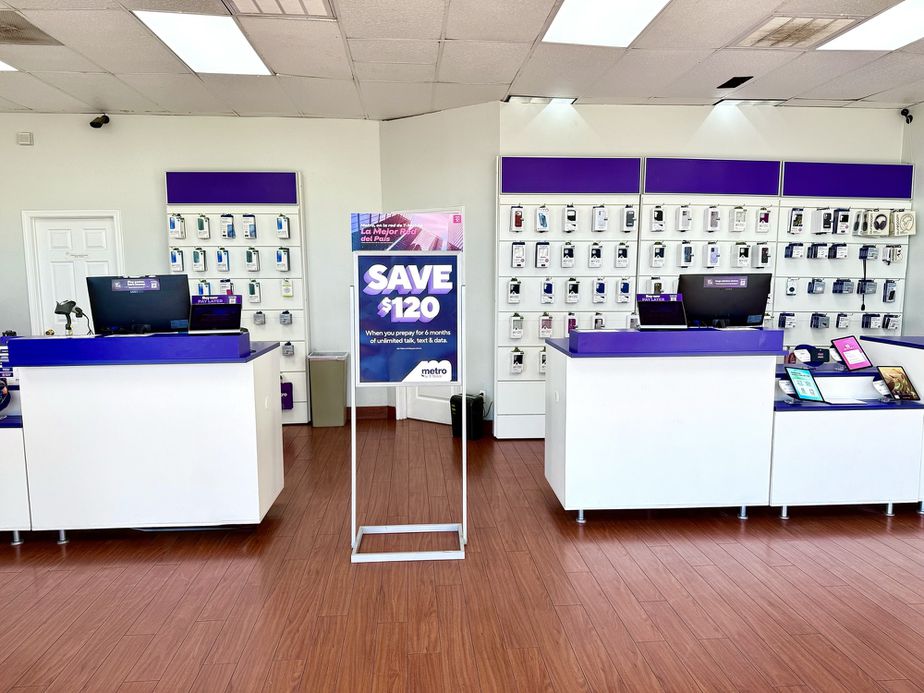 Metro by T-Mobile 4825 Ross Ave - 4825 Ross Ave 