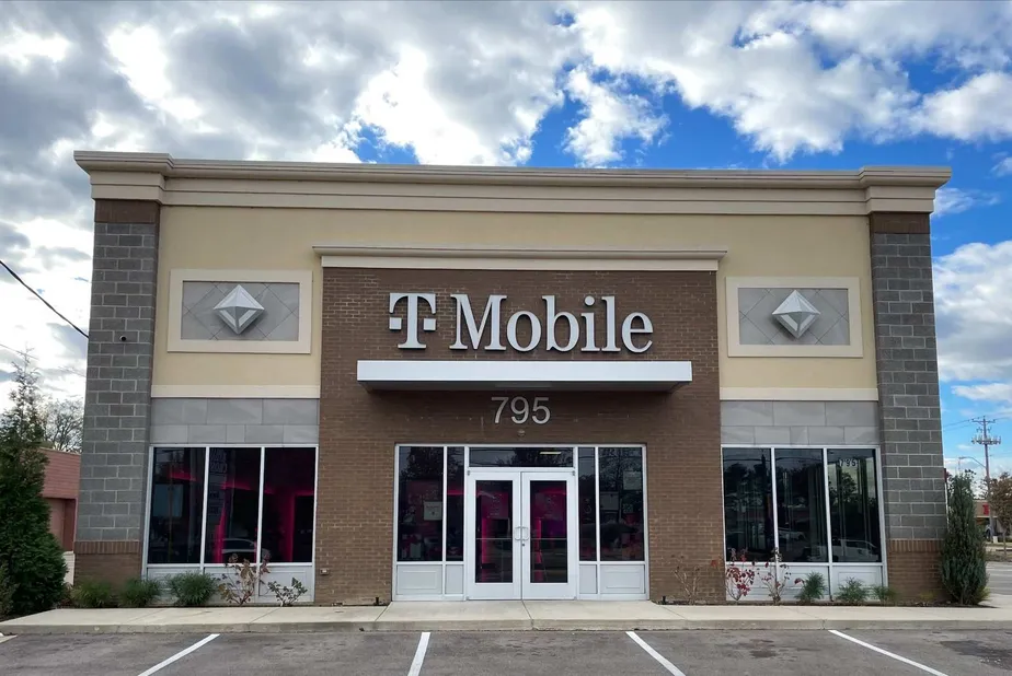 Foto del exterior de la tienda T-Mobile en W Poplar Ave & S Byhalia Rd, Collierville, TN