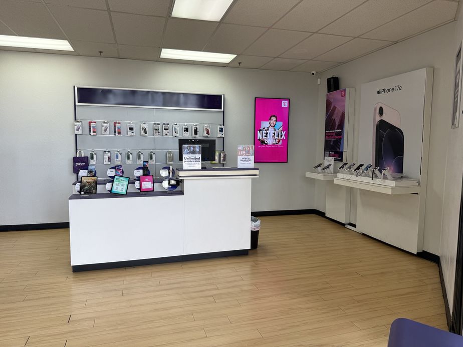 Metro by T-Mobile 1901 Silverada Blvd - 1901 Silverada Blvd 