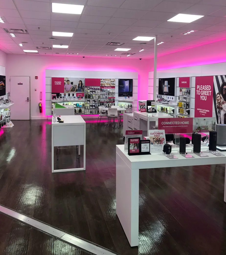 Foto del interior de la tienda T-Mobile en Walden Galleria 3, Buffalo, NY