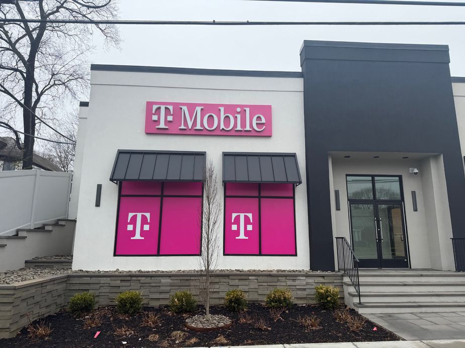  Exterior photo of T-Mobile Store at Northern & Manhasset Woods, Manhasset, NY 