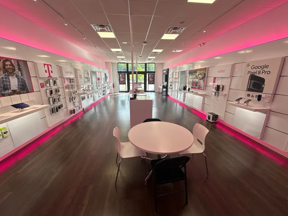  Interior photo of T-Mobile Store at Columbus Pike & Hawthorn Blvd, Delaware, OH 