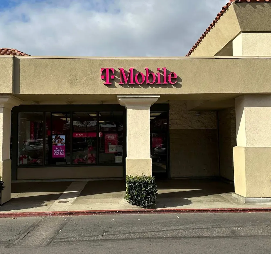 Foto del exterior de la tienda T-Mobile en Camino Capistrano & Avenida La Paloma, San Juan Capistrano, CA