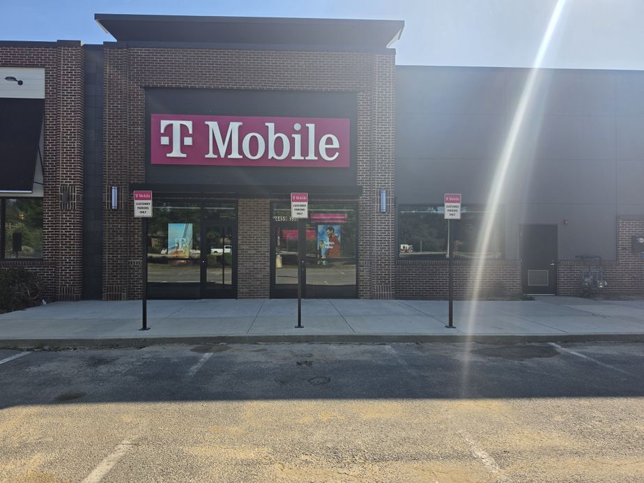  Exterior photo of T-Mobile Store at White Oak Village, Richmond, VA 
