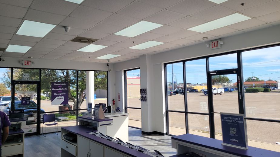 Metro by T-Mobile 215 W Camp Wisdom Rd - 215 W Camp Wisdom Rd 