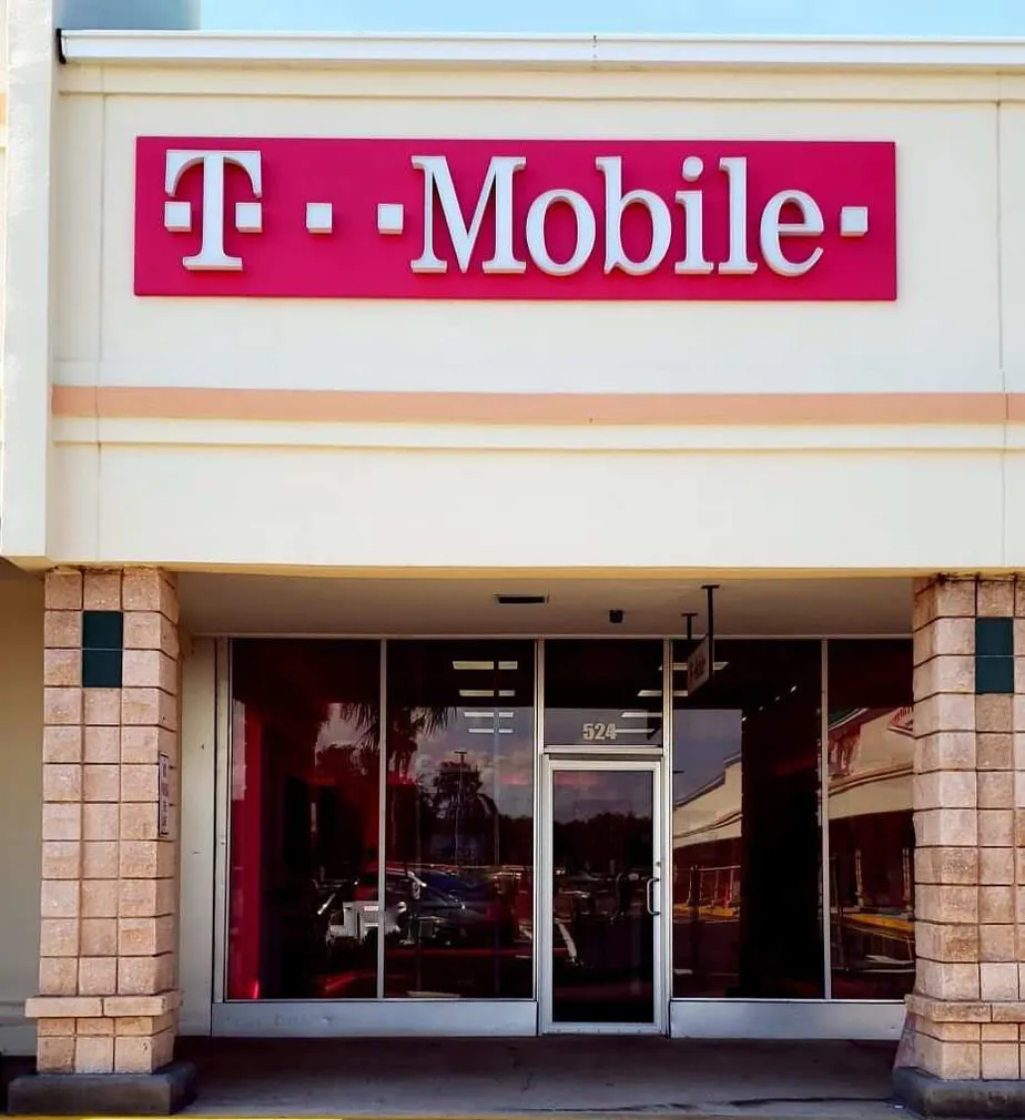 Exterior photo of T-Mobile store at 21st St & Indian River Blvd, Vero Beach, FL
