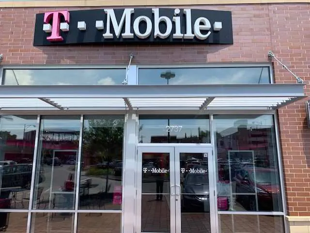 Exterior photo of T-Mobile store at Elston Ave & Logan Blvd, Chicago, IL
