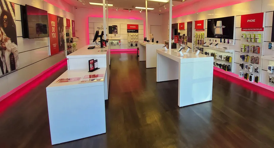 Foto del interior de la tienda T-Mobile en 36th & S Samish Way 2, Bellingham, WA