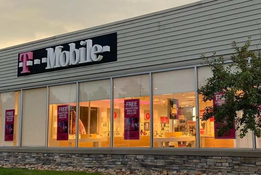 Exterior photo of T-Mobile store at Broadway & Mineral, Littleton, CO