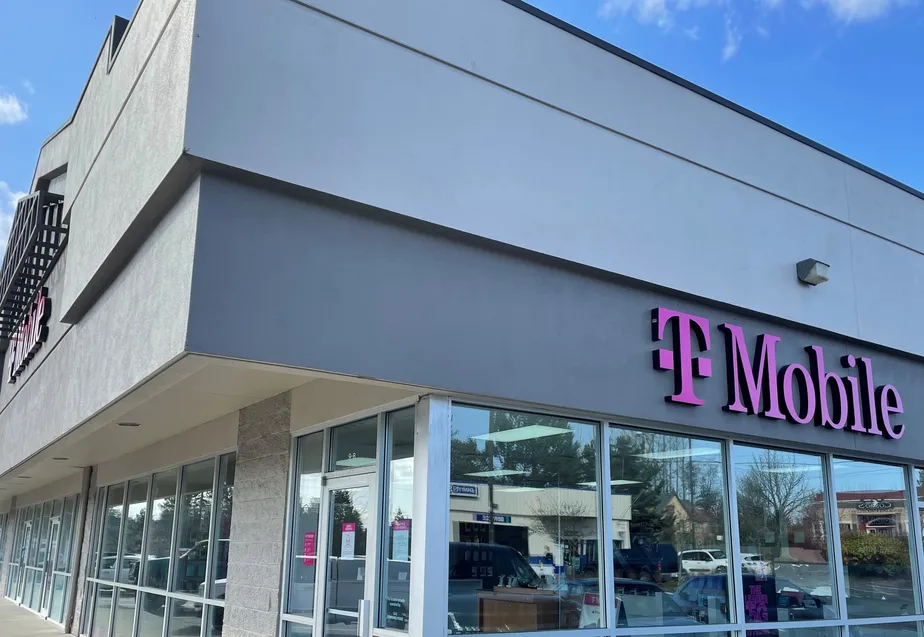 Foto del exterior de la tienda T-Mobile en Bethel Rd Se & Se Lund Ave, Port Orchard, WA