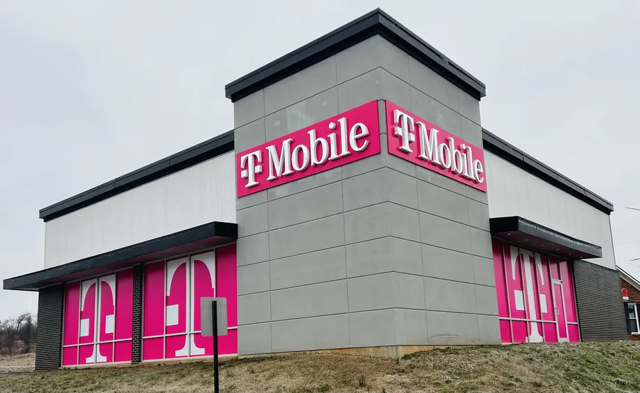 Exterior photo of T-Mobile Store at Bardstown Rd in Fern Creek, Louisville, KY