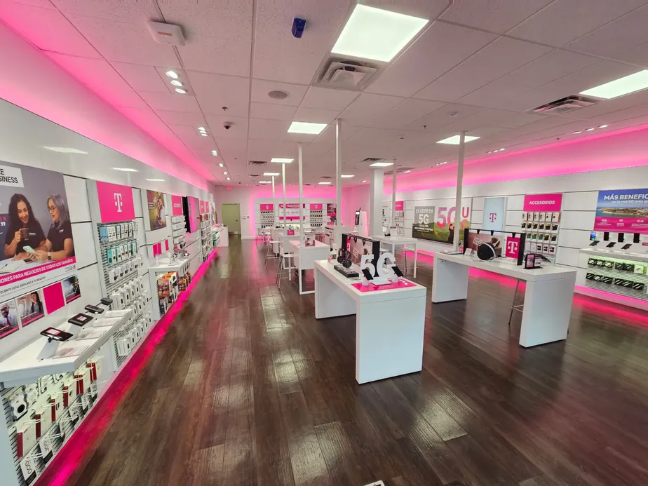 Foto del interior de la tienda T-Mobile en Puerto Rico Premium Outlets, Barceloneta, PR