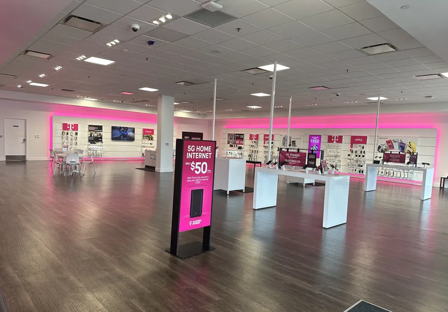 Foto del interior de la tienda T-Mobile en E Roosevelt Blvd & Adams Ave, Philadelphia, PA
