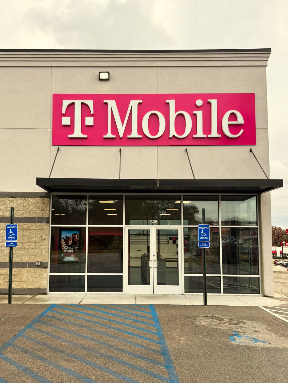 Exterior photo of T-Mobile Store at N Westwood Blvd & Highland Dr, Poplar Bluff, MO