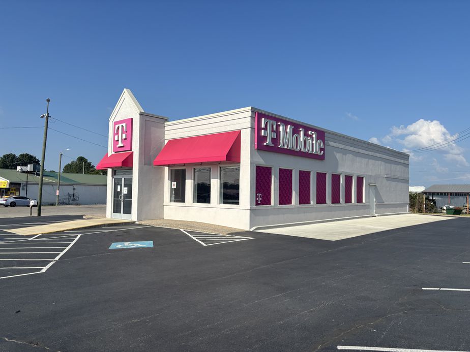 Exterior photo of T-Mobile Store at N Locust Ave & Helton Dr, Lawrenceburg, TN