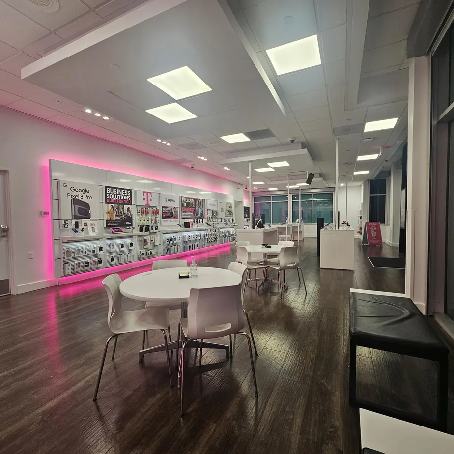Foto del interior de la tienda T-Mobile en Foothill Blvd & Boston, La Crescenta, CA