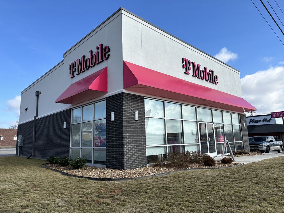 Exterior photo of T-Mobile Store at W Broadway St & N 2nd Ave, Princeton, IN