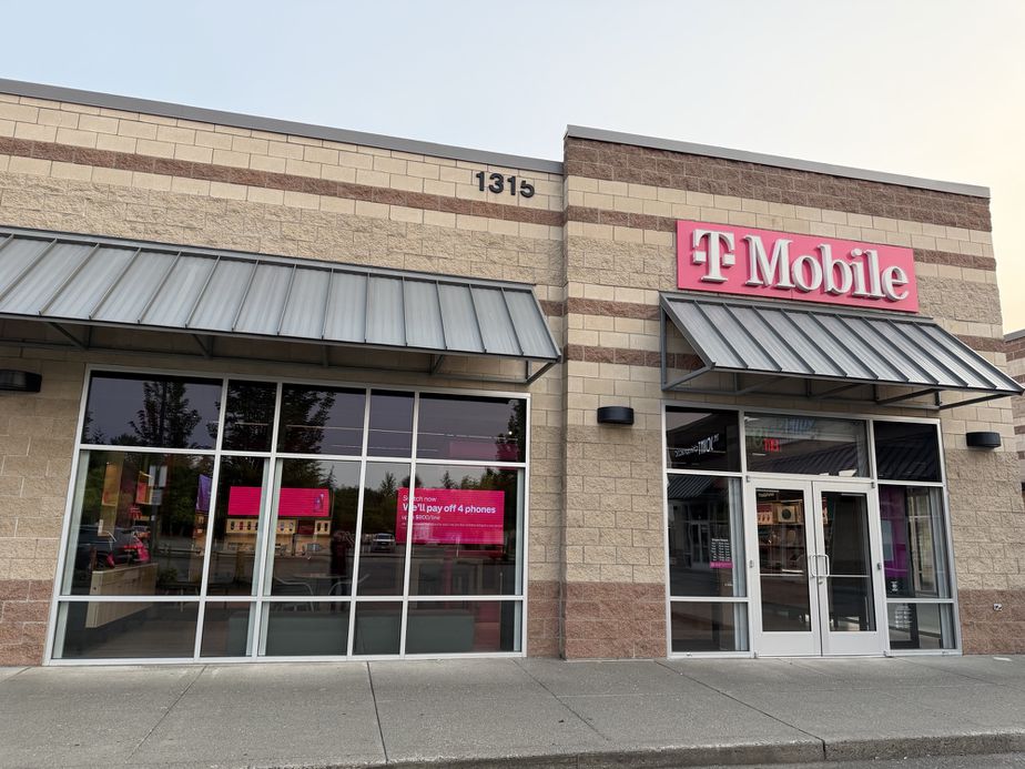 T-Mobile Bakerview & I-5 - 1315 West Bakerview Road 