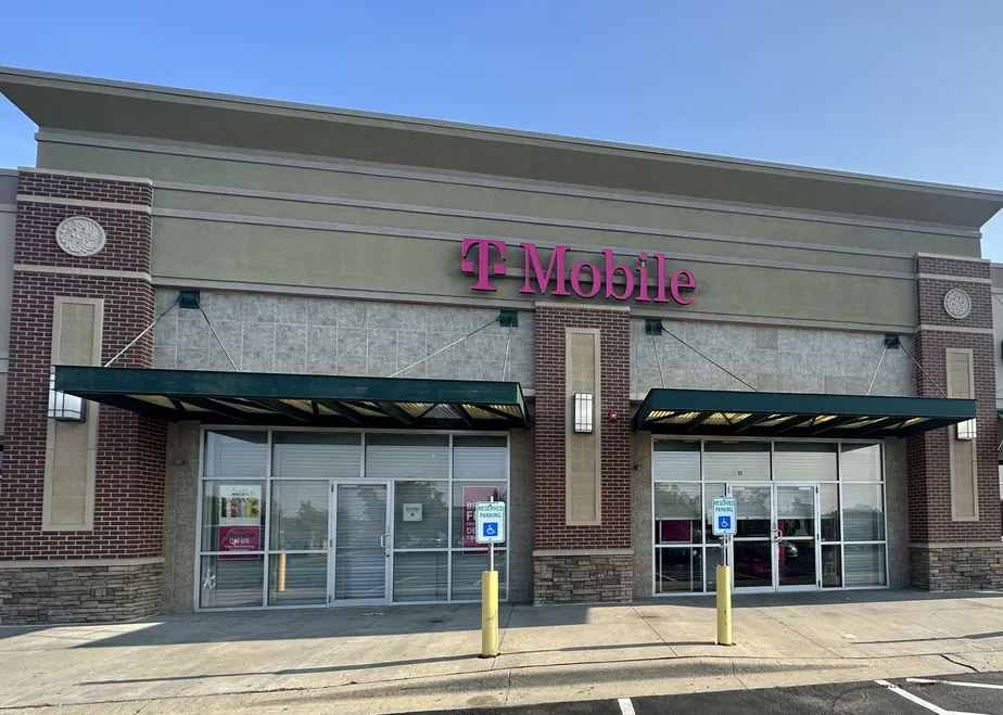 Exterior photo of T-Mobile Store at I-35 & Highway 152, Liberty, MO