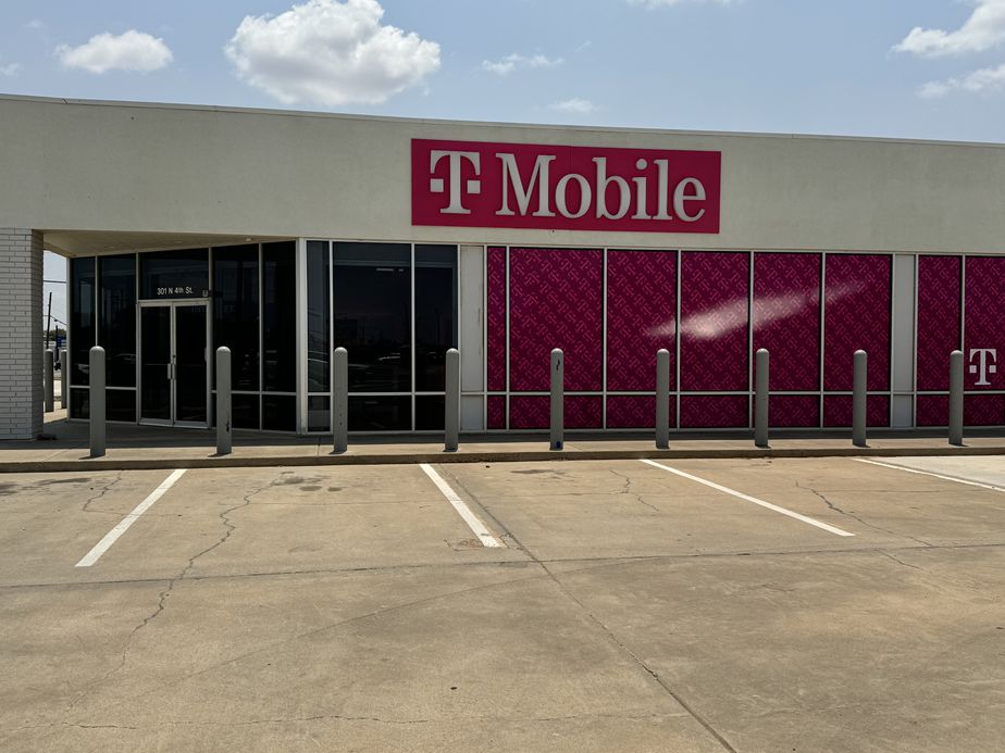  Exterior photo of T-Mobile Store at 4th & Dallas, Lamesa, TX 