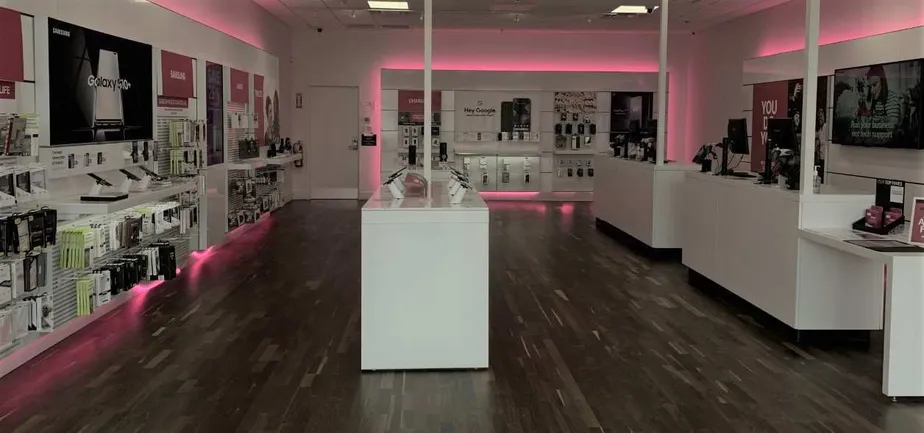 Foto del interior de la tienda T-Mobile en Avenue 8 E & 32nd St, Yuma, AZ