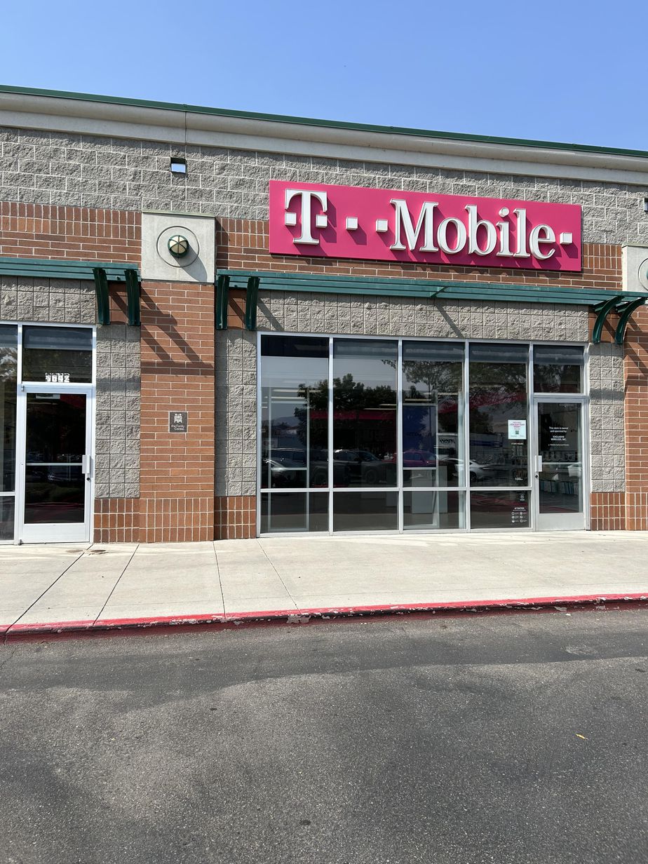 Exterior photo of T-Mobile Store at Findley Ave & S Federal Way, Boise, ID