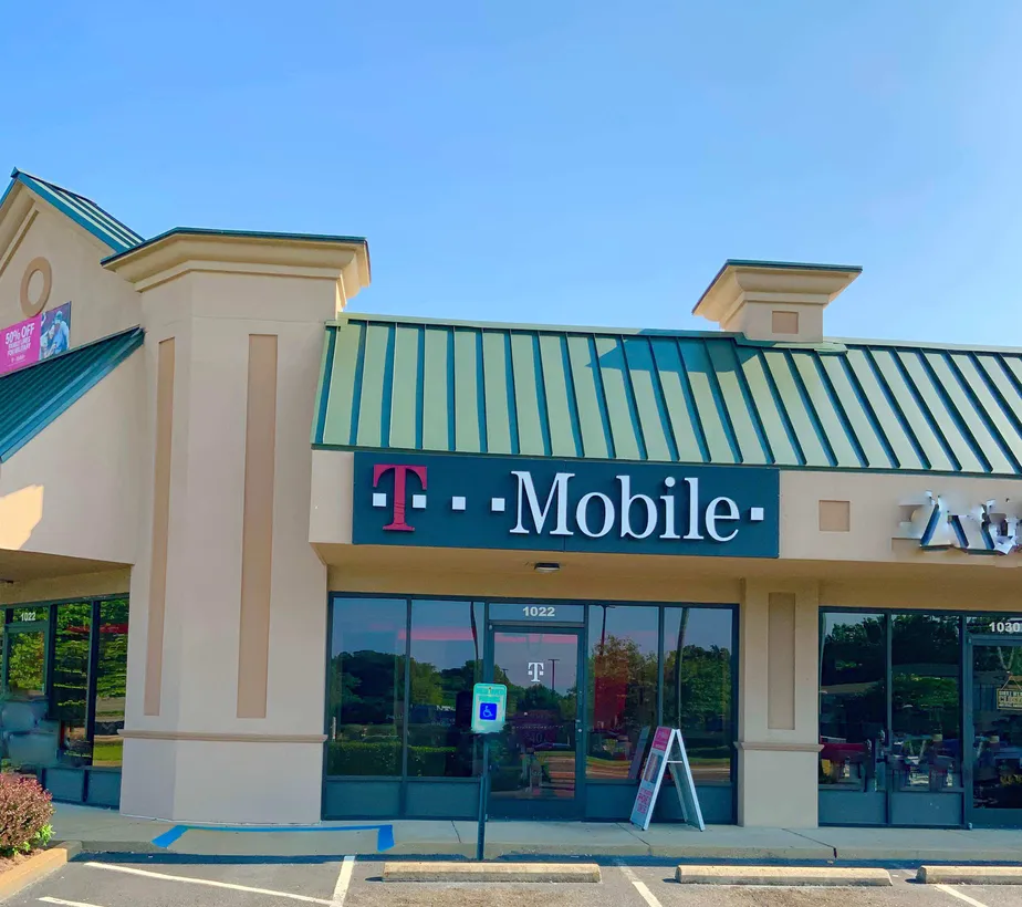  Exterior photo of T-Mobile store at Goodman, Southaven, MS 
