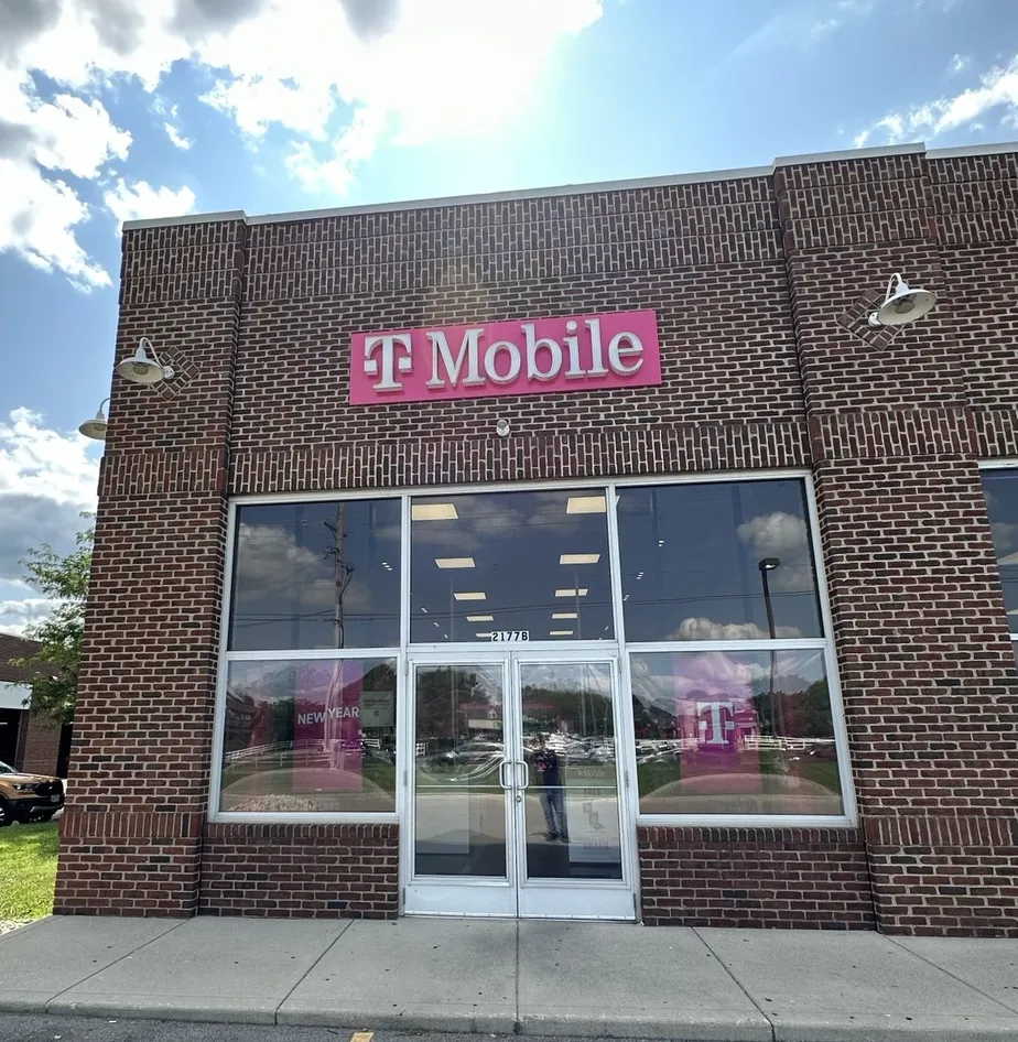 Exterior photo of T-Mobile Store at Reynoldsburg SR 256, Reynoldsburg, OH