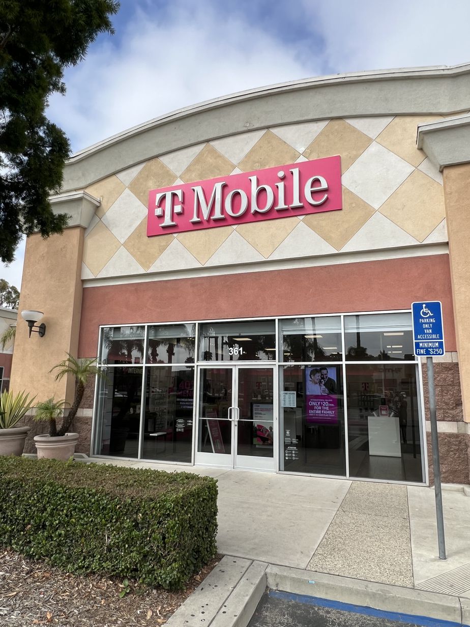 Exterior photo of T-Mobile Store at The Esplanade, Oxnard, CA