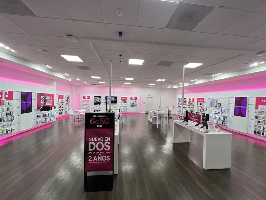 Foto del interior de la tienda T-Mobile en The Esplanade, Oxnard, CA