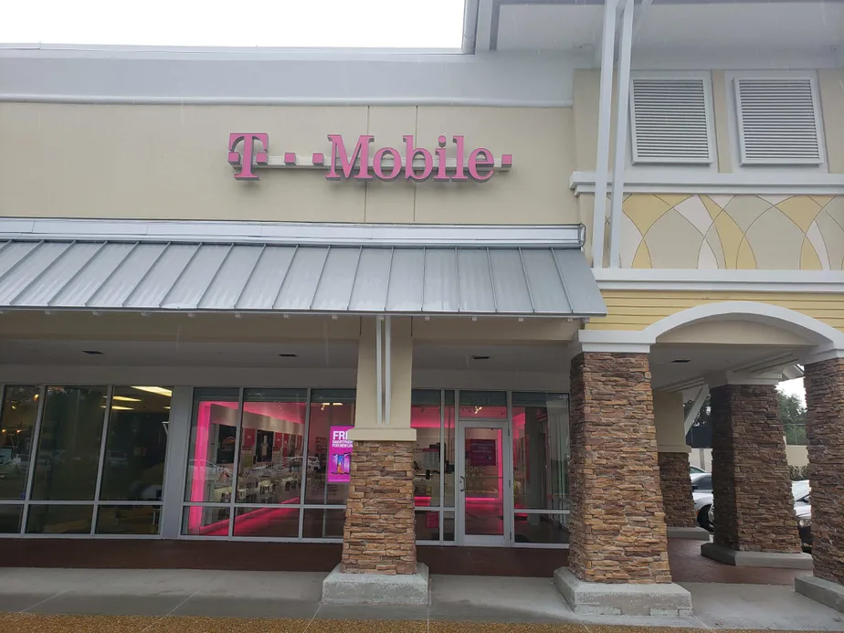 Exterior photo of T-Mobile store at Curlew Rd & Bayshore Blvd, Dunedin, FL