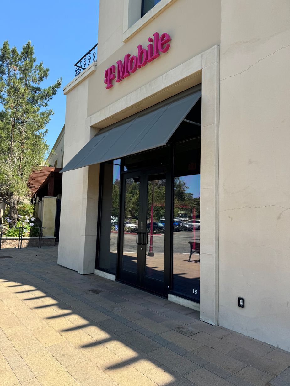 Exterior photo of T-Mobile Store at The Oaks Mall, Thousand Oaks, CA