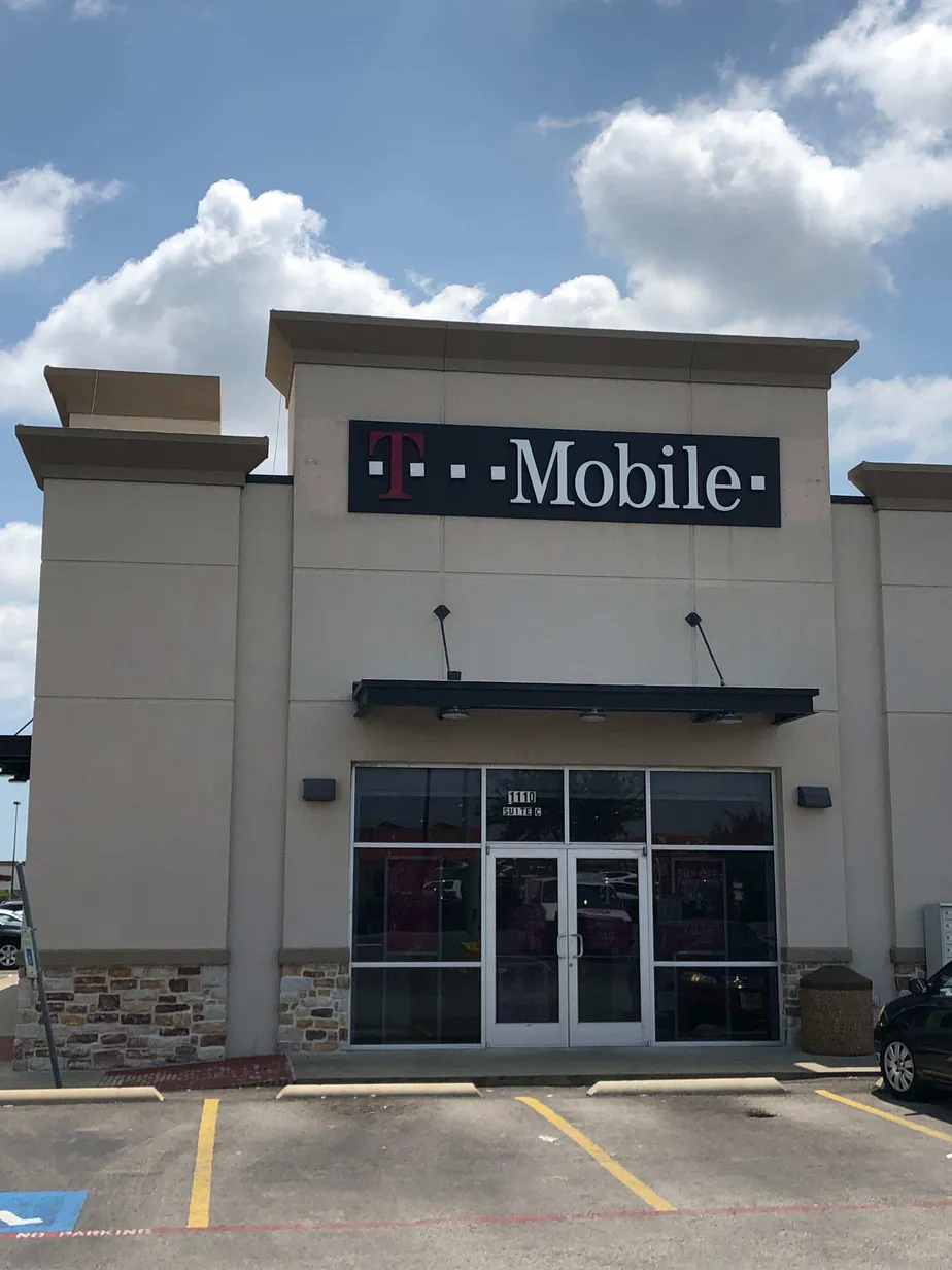 Exterior photo of T-Mobile store at Avenue K & Parker, Plano, TX
