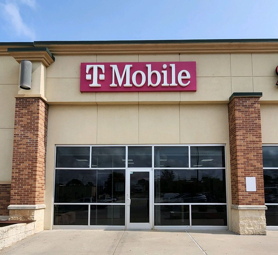 Exterior photo of T-Mobile Store at Ardmore Commons, Ardmore, OK