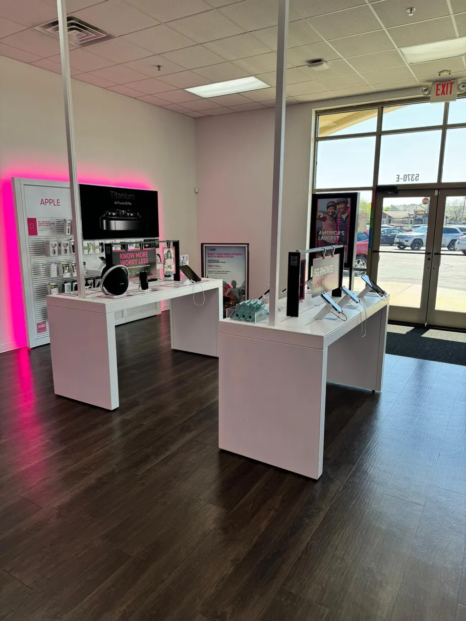  Interior photo of T-Mobile Store at US Hwy 10 & Sandy Ln, Stevens Point, WI 