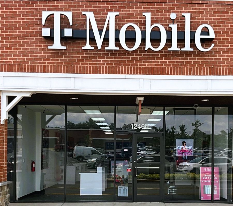 Exterior photo of T-Mobile Store at Dillingham Sq & Smoketown Rd, Woodbridge, VA